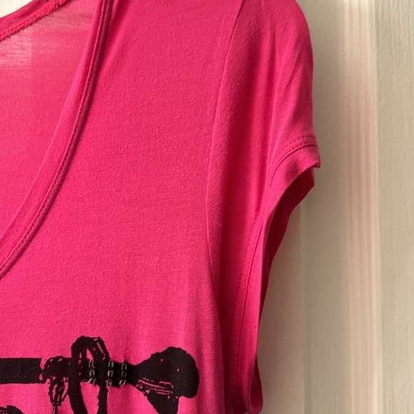 BCBG Hot pink shortsleeved Native American feather print beaded tee size medium - Picture 5 of 9